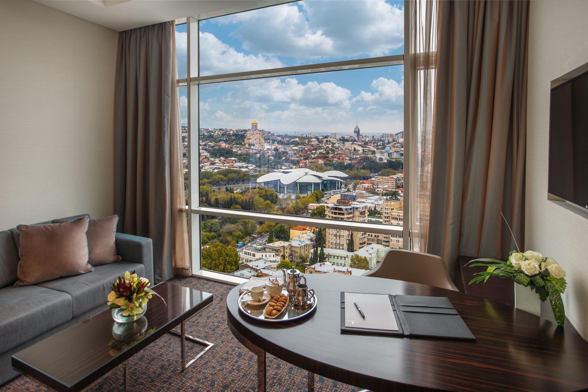 เดอะ บิลต์มอร์ โฮเต็ล ทบิลิซี Hotel Tbilisi ภายนอก รูปภาพ A room at the hotel