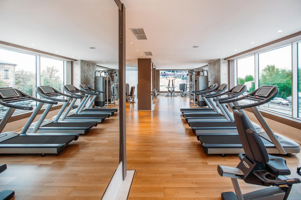 เดอะ บิลต์มอร์ โฮเต็ล ทบิลิซี Hotel Tbilisi ภายนอก รูปภาพ The gym at the hotel