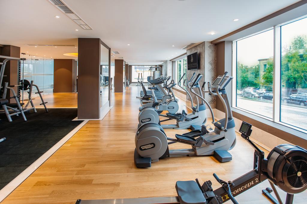เดอะ บิลต์มอร์ โฮเต็ล ทบิลิซี Hotel Tbilisi ภายนอก รูปภาพ The gym at the hotel