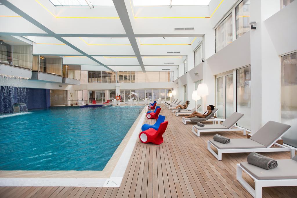เดอะ บิลต์มอร์ โฮเต็ล ทบิลิซี Hotel Tbilisi ภายนอก รูปภาพ The pool at the hotel