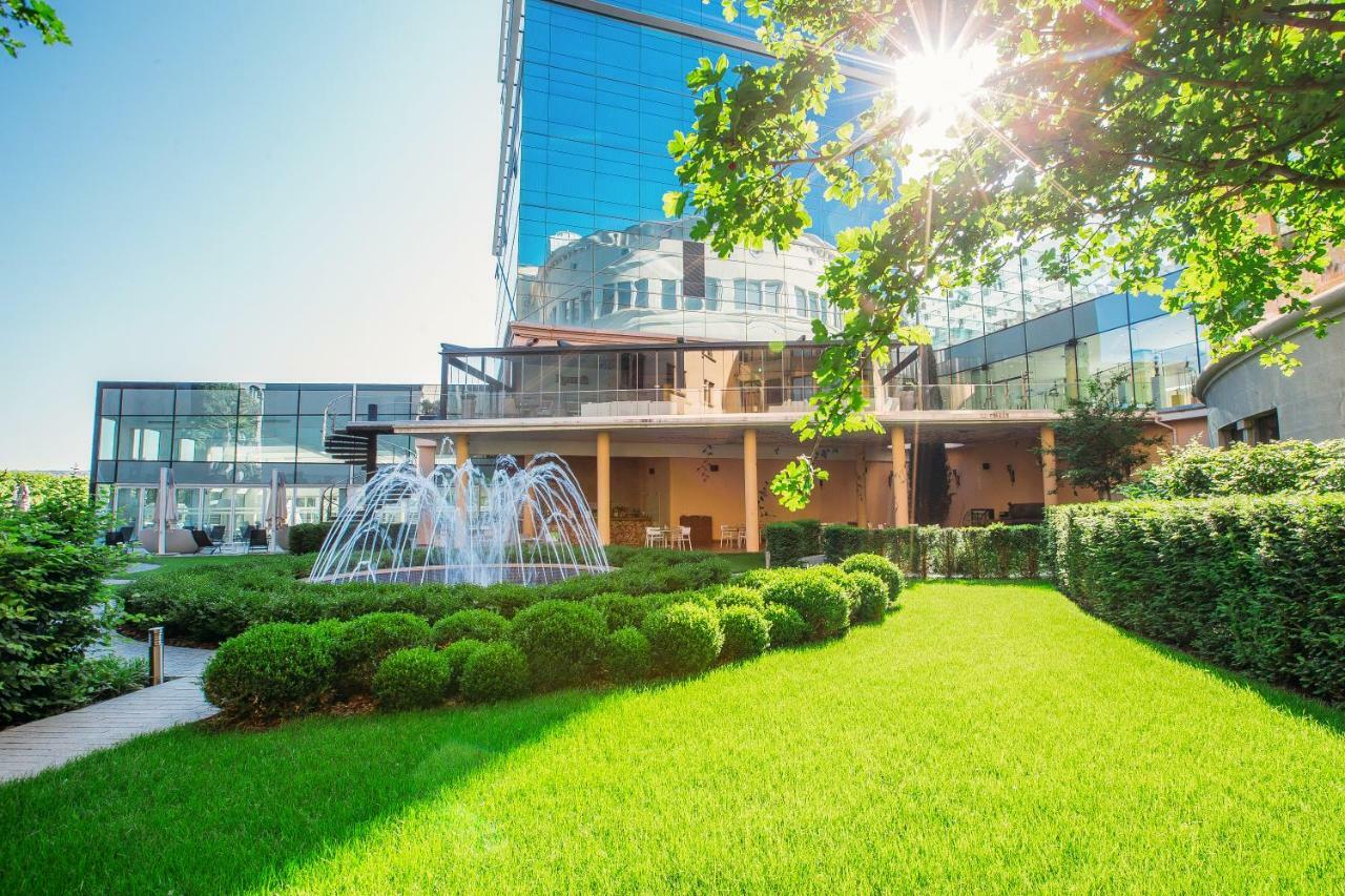 เดอะ บิลต์มอร์ โฮเต็ล ทบิลิซี Hotel Tbilisi ภายนอก รูปภาพ The hotel's garden